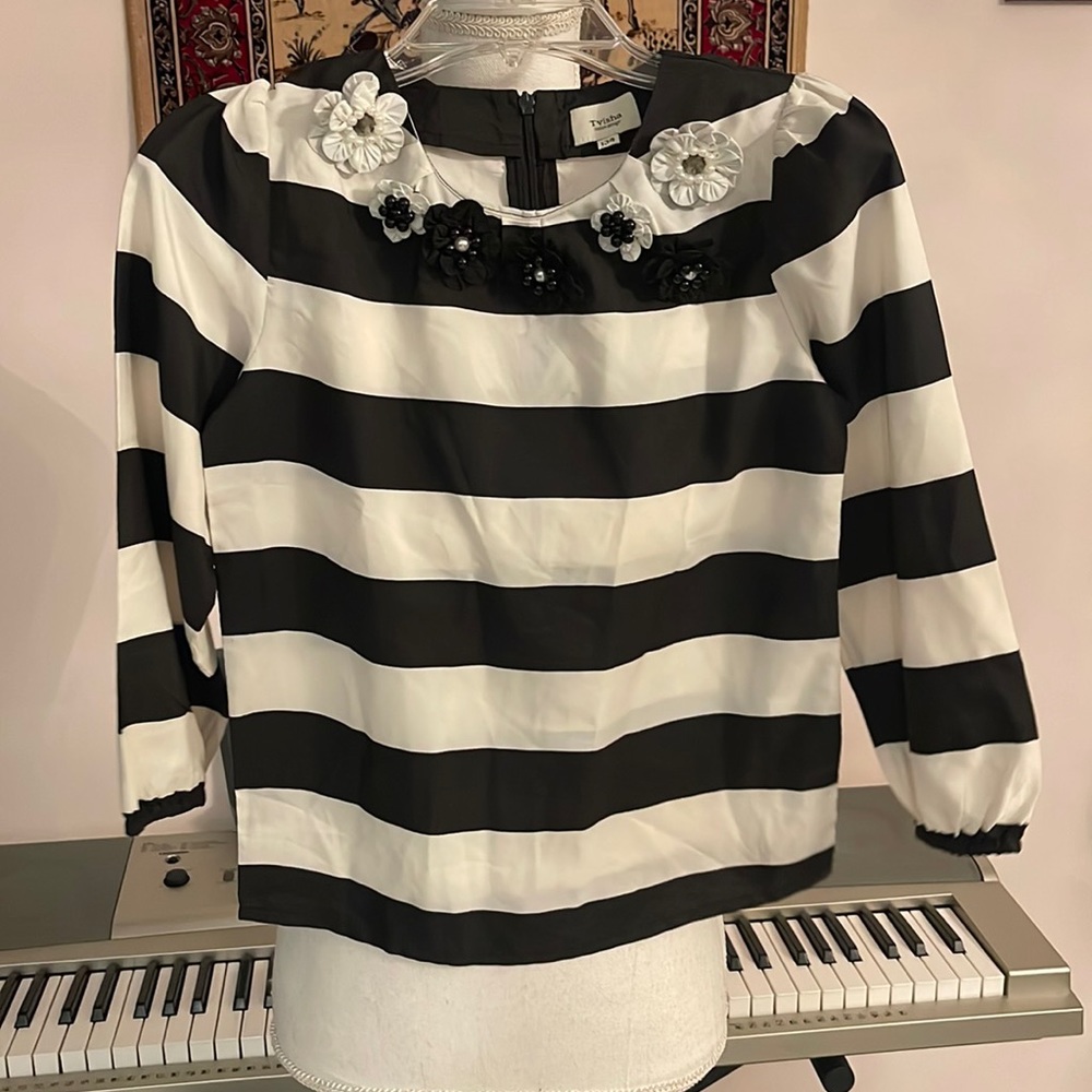 NWOT Girl’s blouse with details around the neckline size 8 Italian design